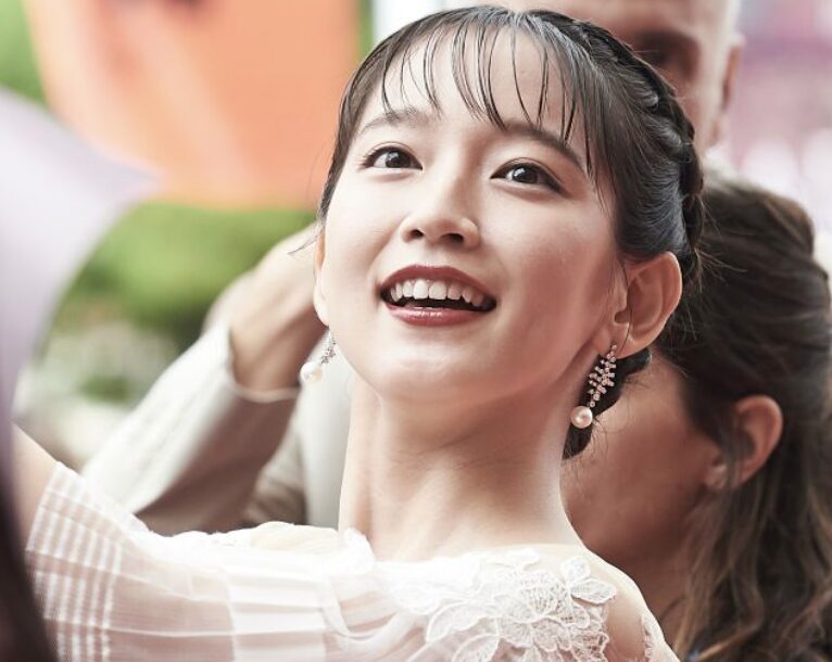 吉岡里帆のふとした表情