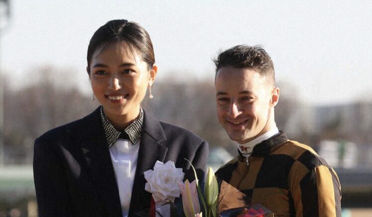 川口春奈と外国人の横並び画像