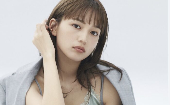 川口春奈のクールな表情