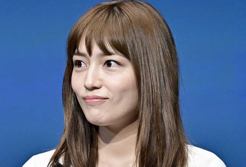 川口春奈のインタビューの様子